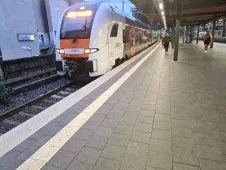 Duisburg hat mich wieder.<br />Wenn jetzt noch die Straßenbahn...<br />Aber nein, um die Tageszeit ist das ein reines Glücksspiel, wann die und ob überhaupt, fährt.