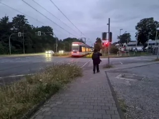 Mit nur noch einem unplanmäßigem Umstieg, weil Straßenbahnen in Richtung MLCD-Stammtisch ja nicht unbedingt dahin fahren, wie es auf deren Stirnseite leuchten zu lesen ist, kam ich, weil in diesem Gebiet Profi-ÖPNV-Surfer, noch halbwegs pünktlich an.<br />Tschüß, Straßenbahn und nun strammen Schrittes heimwärts, dann bin ich so gerade eben noch am Sonntag wieder am MLCD-Schreibtisch.