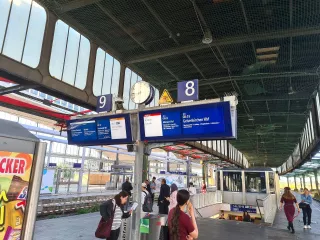 Auch um die Tageszeit, in den Ferien, fällt am Duisburger Hbf schon wieder was aus oder ist verspätet...