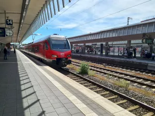 Unser Manfred fährt erneut von Endhaltestelle bis Endhaltestelle. Der macht halt keine halben Sachen... ;-)<br />Ich darf in DU HbF aussteigen, muß mich aber dann dort noch um mein &quot;Knöllchen&quot; kümmern.