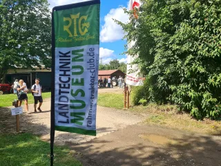 Auch nicht schlecht. Aber unsere Clubflagge ist schöner.