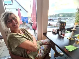 Susi Sausewind hat Spaß nach sportlichem Spaziergang durch belgische &quot;Berge und Täler&quot;.