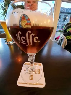 Manfred nutzt die Gelegenheit zu einem Bad in leckerem belgischen Bier.