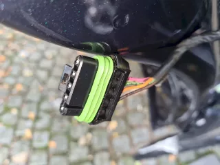 Zuerst hab ich dann den Stecker gezogen, am Türschloss. Da kommt man ganz gut ran. Auch an die obligatorische Steckersicherung, die man natürlich vorsichtig entriegelt, bevor man den Stecker zieht.