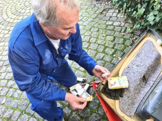 Beim Abhebeln der Türverkleidung hatte sich eine Halteclip-Halterung, statt des Clips, gelöst. Manfred hatte den besseren Kleber...