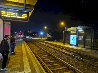 ...nur kurz warten auf die Straßenbahn, da es doch schon wieder knapp war, mit der geplanten nachtschlafenden Zeit.