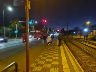 Mit einiger Mühe konnte ich in DU Hbf dann doch noch dem RE1 entkommen.<br />Mit der Straßenbahn hatte ich unerwartet wenig Wartezeit, was sich dann aber relativierte, durch Schienenersatzverkehr auf halber Strecke heimwärts.<br />Ab hier wars dann nur noch der obligatorische Fußweg.