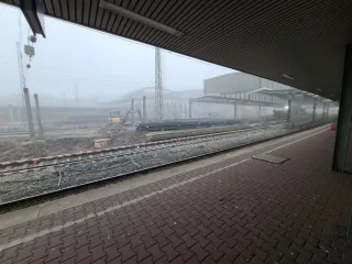 Nach 8 auf der Duisburg Hbf-Baustelle<br />Es geht voran, war aber kaltes Nebelwetter bei der ersten ÖPNV-Verspätung der Reise nach Aachen.