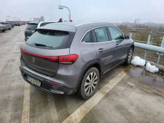 Das Transportmittel der Wahl war der EQA 250, den wir im Messeparkhaus ganz oben, mit Aussicht, geparkt haben.