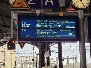 Am Montag war denn deutlich nach Mittag ...<br />der EQA in Aachen abzugeben.<br />Das Angenehme mit dem Nützlichen verbindent, konnte ich dann von dort Heimfahrt antreten.<br />Vollkommen ungewöhnlicherweise sah ich dort tatsächlich man eine Anzeige mit der man richtig was anfangen konnte, und die sogar auch noch stimmte,<br />Das mußte ich einfach fotografieren, da ich in der Woche vorher ja in Lindern mit vollkommen Gegenteiligem konfrontiert war.<br /> Nur 10mim nach der ursprünglich und fahrplanmäßig zu erwartenden Zeit war ich dann wieder am MLCD-Schreibtisch. Und das obwohl sich die Duisburger Straßenbahn reichlich Mühe gab das zu vereiteln<br />Aber mit mir doch nicht!   :-)