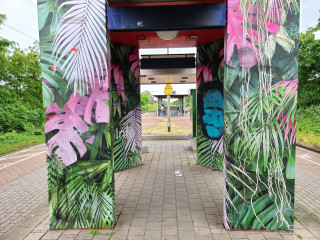 Und, nein, auf Duisburger Bahnhöfen sind nicht alle Wände und andere Flächen mit Graffities verschmiert. Ein paar wenige wurden auch mal ansprechend farblich gestaltet.