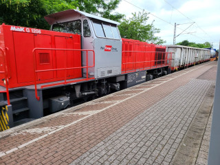 Ooops... vertan! Der Wartezeitpuffer ist viel größer als geplant. Und man könnte vorbeifahrende Züge gucken...