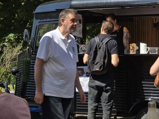 Was hat der Ausländer denn da eigentlich für´n Shirt an?