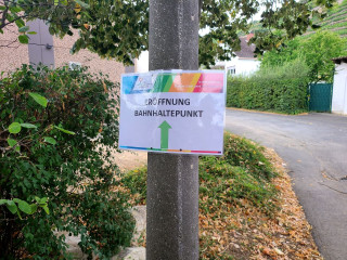 Die Feier ist noch nicht lange her, die Schilder hängen noch.