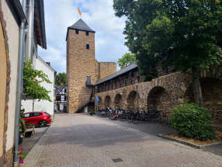 Quer durch Bad Neuenahr erst mal wieder an den Fluß.