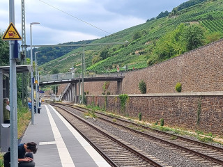 Auch alles ganz schön neu da. Fahrdrahtmasten stehen. Material liegt zwischen den Schienen.