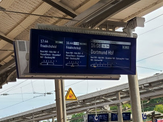 Nachmittags fährt in Teutscheland nix mehr irgendwie auch nur annähernd pünktlich.<br />Da ist tatsächlich Verkehr der sich gegenseitig konsequent aus dem Rennen wirft. Wie der nur so urplötzlich und unerwartet da hin gekommen ist...