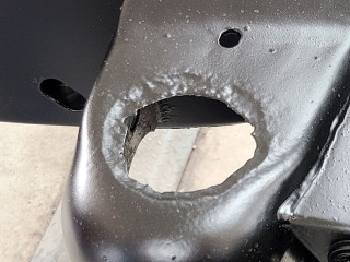 Der Aufnahmepunkt der Karosserie vorne rechts.