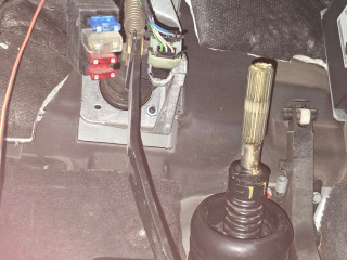 Blick unter das Armaturenbrett