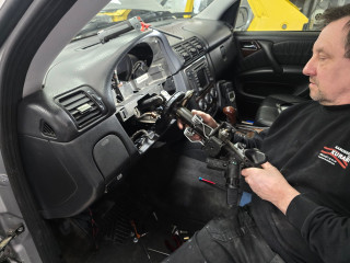 Einbau der Lenkwelle mit dem Lenkwinkelsensor