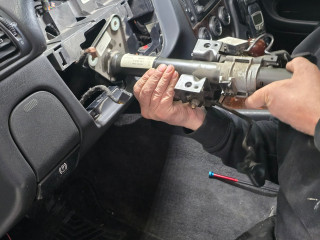 Einbau der Lenkwelle mit dem Lenkwinkelsensor