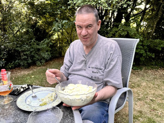 ...und vom Manfred selbstgeschnitzter und gerührter Kartoffelsalat. Hmmm...