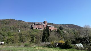 Malerische Burg in malerischer Landschaft.