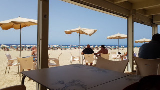 Bin zur Zeit in einer kleinen Bodega, von wo man den Strand schön sehen kann, bei Vodka/RedBull...<br />Man gönnt sich ja sonst nichts... :-)