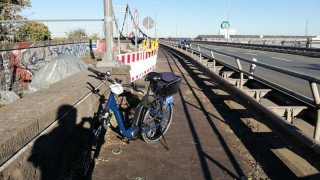 ...dann über eine erste marode Rheinbrücke...